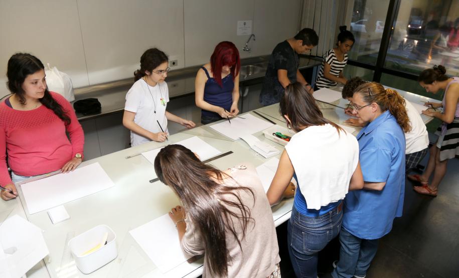 Alunos do Instituto Federal do Paraná (IFPR), campus Curitiba, aprendem com os servidores do Arquivo Público do Estado do Paraná, órgão vinculado à Secretaria de Estado da Administração e da Previdência, a arte de manipular a documentação, desde a higienização, passando pelo processo de conservação, descrição, catalogação e encerrando com a digitalização.
