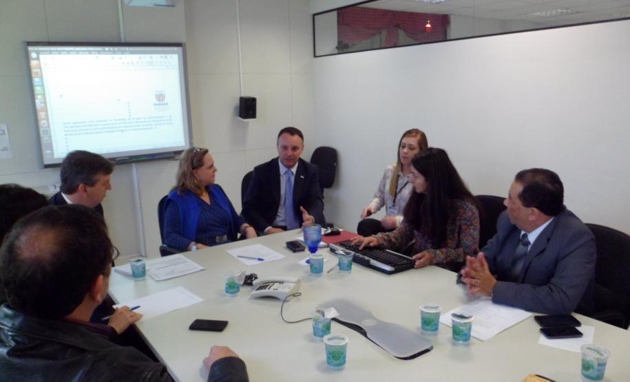 Em reunião dos secretários da Administração e da Previdência, Dinorah Botto Portugal Nogara, da Segurança Pública e Administração Penitenciária, Wagner Mesquita de Oliveira, e do delegado-geral Júlio Cézar Reis, com diretores de entidades representativas dos sindicatos de policiais civis, foi decidido criar grupo de trabalho para discutir a tabela salarial da categoria.