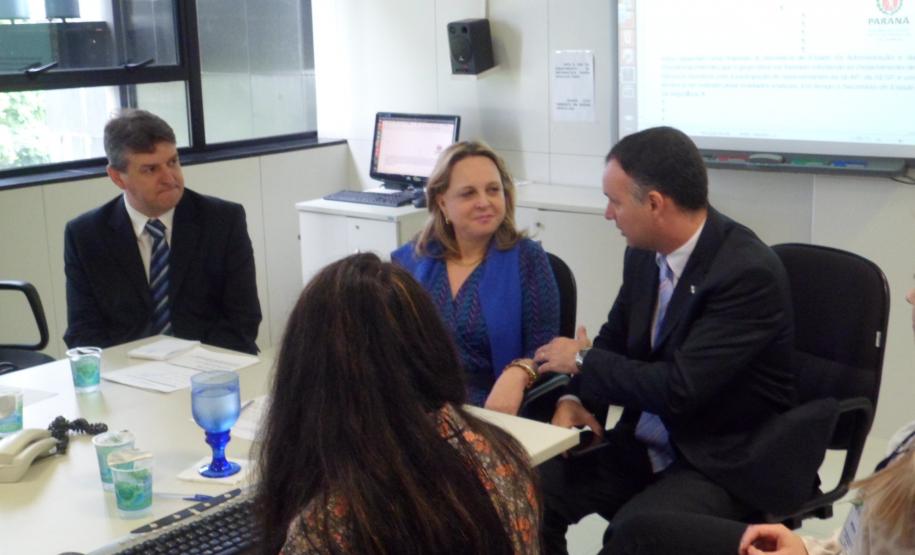Em reunião dos secretários da Administração e da Previdência, Dinorah Botto Portugal Nogara, da Segurança Pública e Administração Penitenciária, Wagner Mesquita de Oliveira, e do delegado-geral Júlio Cézar Reis, com diretores de entidades representativas dos sindicatos de policiais civis, foi decidido criar grupo de trabalho para discutir a tabela salarial da categoria.
