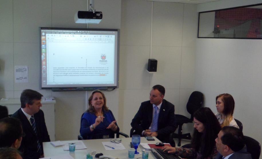 Em reunião dos secretários da Administração e da Previdência, Dinorah Botto Portugal Nogara, da Segurança Pública e Administração Penitenciária, Wagner Mesquita de Oliveira, e do delegado-geral Júlio Cézar Reis, com diretores de entidades representativas dos sindicatos de policiais civis, foi decidido criar grupo de trabalho para discutir a tabela salarial da categoria.