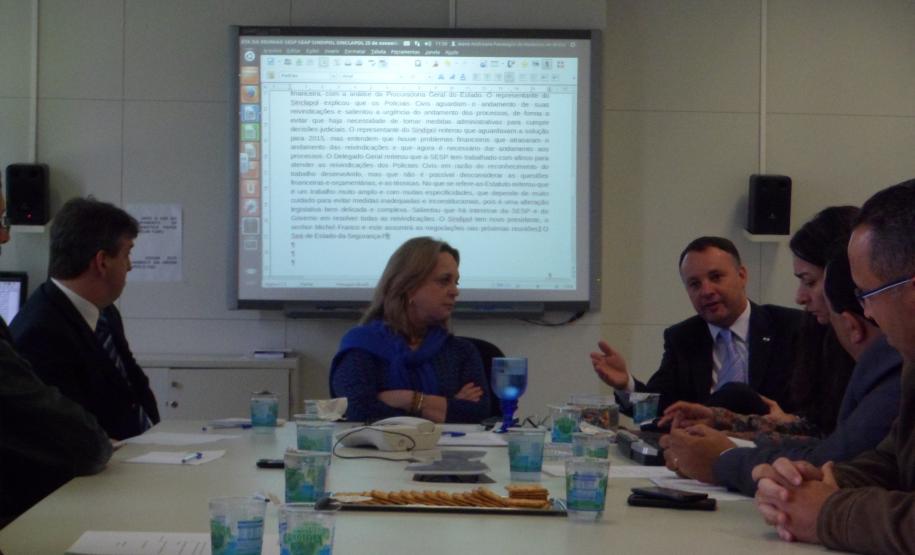 Em reunião dos secretários da Administração e da Previdência, Dinorah Botto Portugal Nogara, da Segurança Pública e Administração Penitenciária, Wagner Mesquita de Oliveira, e do delegado-geral Júlio Cézar Reis, com diretores de entidades representativas dos sindicatos de policiais civis, foi decidido criar grupo de trabalho para discutir a tabela salarial da categoria.