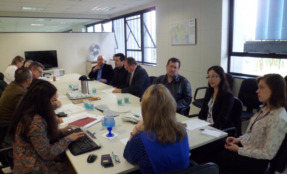 Em reunião dos secretários da Administração e da Previdência, Dinorah Botto Portugal Nogara, da Segurança Pública e Administração Penitenciária, Wagner Mesquita de Oliveira, e do delegado-geral Júlio Cézar Reis, com diretores de entidades representativas dos sindicatos de policiais civis, foi decidido criar grupo de trabalho para discutir a tabela salarial da categoria.