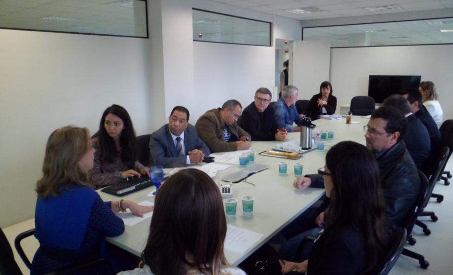 Em reunião dos secretários da Administração e da Previdência, Dinorah Botto Portugal Nogara, da Segurança Pública e Administração Penitenciária, Wagner Mesquita de Oliveira, e do delegado-geral Júlio Cézar Reis, com diretores de entidades representativas dos sindicatos de policiais civis, foi decidido criar grupo de trabalho para discutir a tabela salarial da categoria.