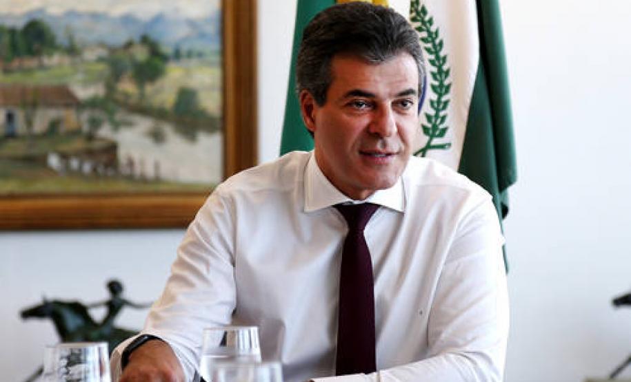 O pagamento para servidores ativos, aposentados e pensionistas vai injetar R$ 1,4 bilhão na economia do Estado. Por lei, o depósito pode ser feito até o dia 20 de dezembro, mas foi antecipado por decisão do governador Beto Richa. Ele ressalta que a medida foi viabilizada pelo ajuste fiscal promovido pelo governo estadual