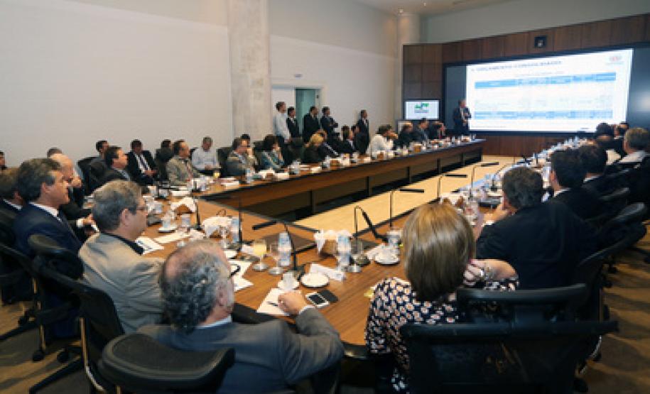 Pela primeira vez, orçamento do Estado será aberto já em janeiro A antecipação foi confirmada pelo governador Beto Richa durante reunião do secretariado. Normalmente, a execução do orçamento começa em fevereiro ou março