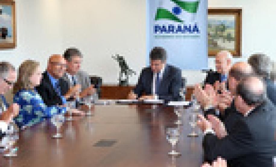 O reajuste será pago já na folha de janeiro e é referente ao IPCA integral de 2015. Richa afirmou que o ajuste fiscal possibilita avanço na valorização dos servidores