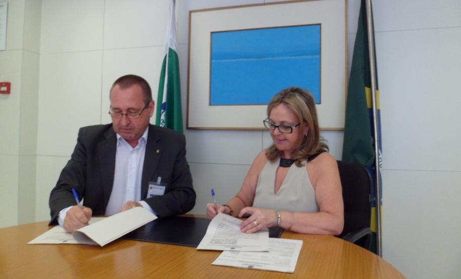 Termo de Cooperação assinado com o Conselho de Engenharia e Agronomia do Paraná oferecerá cursos que agreguem valor aos servidores da gestão pública com possibilidade de certificação conjunta  .