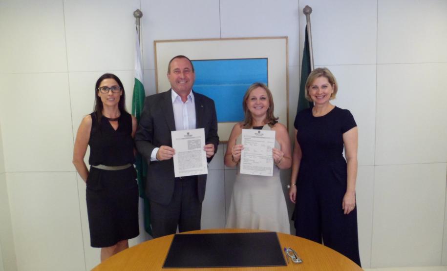 Gestora de Qualificação Profissional do Crea-PR, Cacilda Redivo; presidente do Crea-PR, Joel Krüger; secretária da Administração e da Previdência, Dinorah Botto Portugal Nogara; e gerente executiva da Escola de Governo, Francine Wosniak