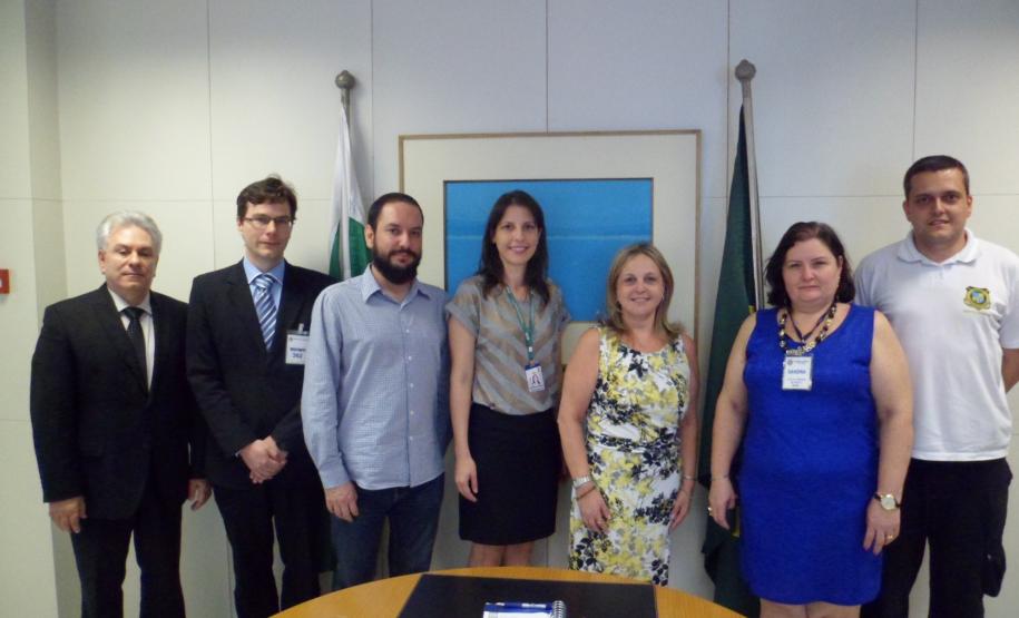 Assessor de gabinete da Seap, José Chede, diretor jurídico do Sinpoapar, perito criminal Luiz Rodrigo Grochoki, vice-presidente do sindicato, perito criminal Guilherme Bertassoni da Silva, assessora da Polícia Civil, delegada Márcia Tavares, secretária Dinorah Botto Portugal Nogara,  e diretora de RH da Seap, Sandra Sellucio Marques e presidente do Sinpoapar, perito criminal Leandro Cerqueira Lima.