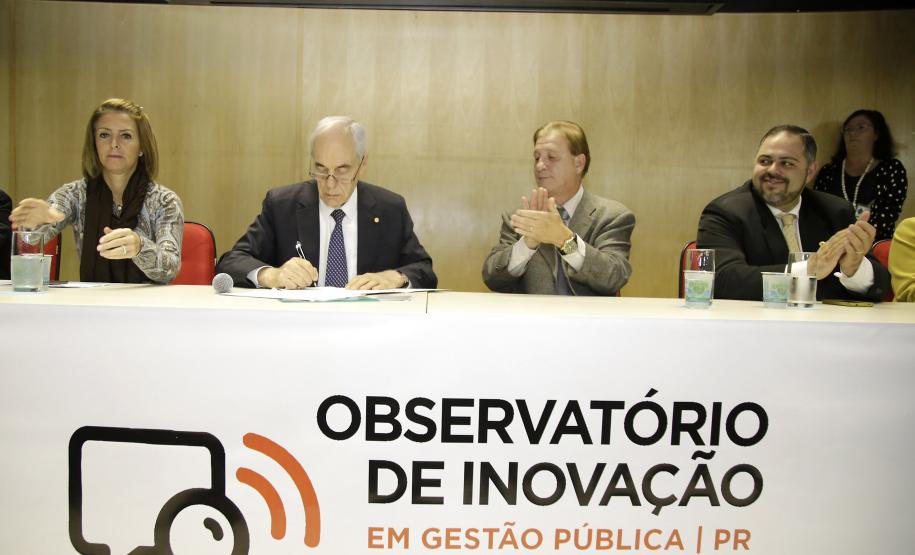 Secretário da Administração e da Previdência, Reinhold Stephanes, em ato que alterou o nome da Escola de Governo para Escola de Gestão do Paraná