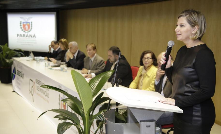 Gerente executiva da Escola de Gestão, Francine Wosniak, fez a apresentação dos programas de capacitação