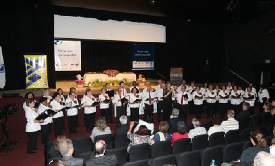 Programa Semana Viver a Vida dedica atenção a aposentados Coral Paraná participou da solenidade