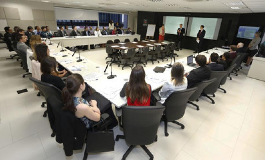 Parceria possibilita capacitação de promotores de Justiça A secretária de Administração, Marcia Carla Pereira Ribeiro e o procurador Geral de Justiça, Ivonei Sfoggia, participaram da abertura do Curso de Capacitação de Promotores. Participou também Eduardo Cambi, coordenador do Centro de Estudos e Aperfeiçoamento Funcional, do Ministério Público Estadual.