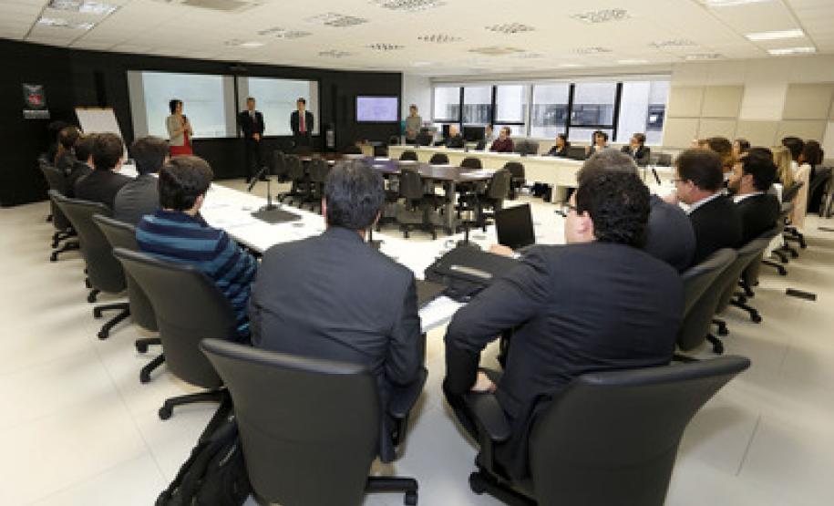 Parceria possibilita capacitação de promotores de Justiça A secretária de Administração, Marcia Carla Pereira Ribeiro e o procurador Geral de Justiça, Ivonei Sfoggia, participaram da abertura do Curso de Capacitação de Promotores. Participou também Eduardo Cambi, coordenador do Centro de Estudos e Aperfeiçoamento Funcional, do Ministério Público Estadual.