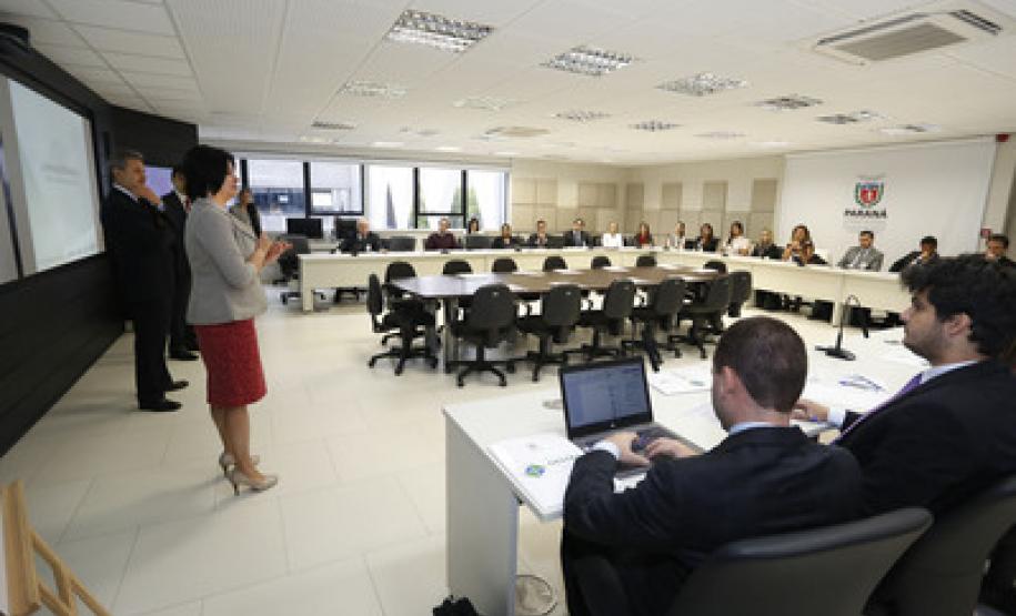 Parceria possibilita capacitação de promotores de Justiça A secretária de Administração, Marcia Carla Pereira Ribeiro e o procurador Geral de Justiça, Ivonei Sfoggia, participaram da abertura do Curso de Capacitação de Promotores. Participou também Eduardo Cambi, coordenador do Centro de Estudos e Aperfeiçoamento Funcional, do Ministério Público Estadual.