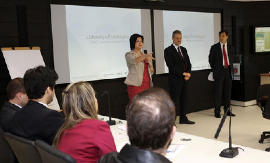 Parceria possibilita capacitação de promotores de Justiça A secretária de Administração, Marcia Carla Pereira Ribeiro e o procurador Geral de Justiça, Ivonei Sfoggia, participaram da abertura do Curso de Capacitação de Promotores. Participou também Eduardo Cambi, coordenador do Centro de Estudos e Aperfeiçoamento Funcional, do Ministério Público Estadual.