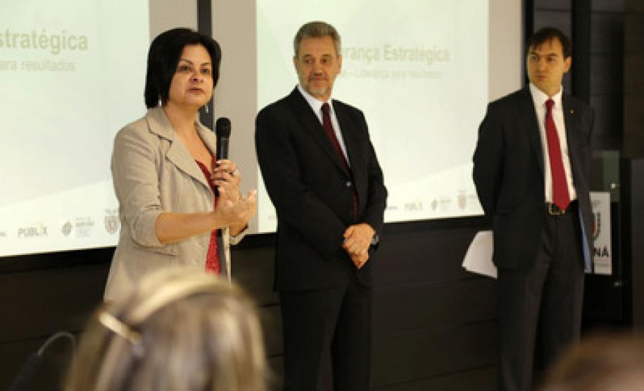 Parceria possibilita capacitação de promotores de Justiça A secretária de Administração, Marcia Carla Pereira Ribeiro e o procurador Geral de Justiça, Ivonei Sfoggia, participaram da abertura do Curso de Capacitação de Promotores. Participou também Eduardo Cambi, coordenador do Centro de Estudos e Aperfeiçoamento Funcional, do Ministério Público Estadual.