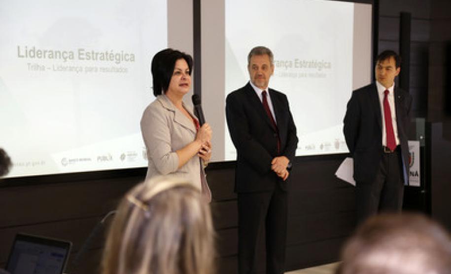 Parceria possibilita capacitação de promotores de Justiça A secretária de Administração, Marcia Carla Pereira Ribeiro e o procurador Geral de Justiça, Ivonei Sfoggia, participaram da abertura do Curso de Capacitação de Promotores. Participou também Eduardo Cambi, coordenador do Centro de Estudos e Aperfeiçoamento Funcional, do Ministério Público Estadual.