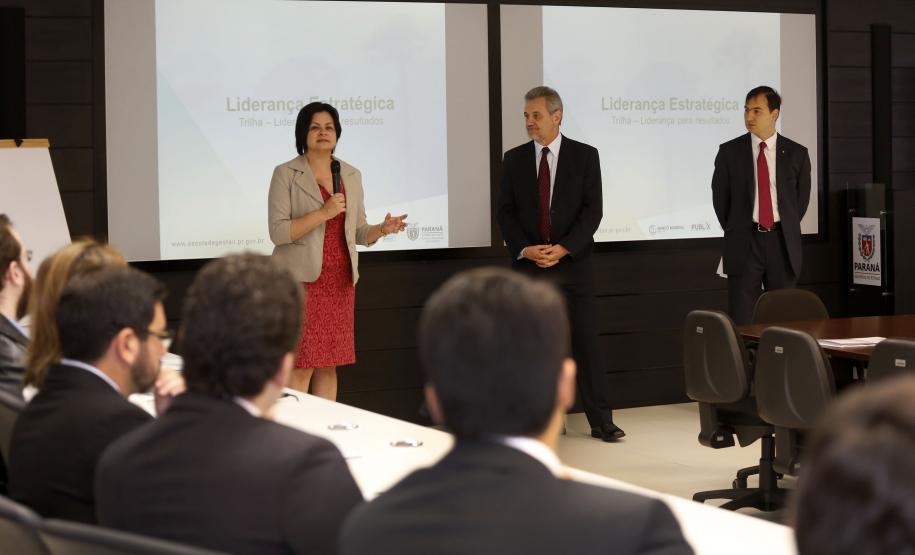 Parceria possibilita capacitação de promotores de Justiça Secretária da Administração e da Previdência, Marcia Carla Pereira Ribeiro, procurador-geral de Justiça, Ivonei Sfoggia, e coordenador do Centro de Estudos e Aperfeiçoamento Funcional, promotor de Justiça Eduardo Cambi, participaram da sessão de abertura do curso.