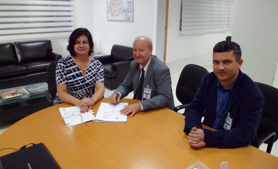 Secretária da Administração e da Previdência, Marcia Carla Pereira Ribeiro, prefeito de Bandeirantes, Lino Martins, e assessor do deputado Luiz Cláudio Romanelli, Ricardo Silva