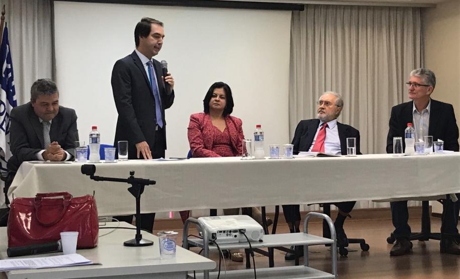 Diretor de Seguridade Funcional, Mauro Ribeiro Borges; presidente empossado da ParanaPrevidência, Wilson Quinteiro; secretária da Administração e da Previdência, Marcia Carla Pereira Ribeiro; ex-presidente da ParanáPrevidência, Rafael Iatauro; e presidente do Conselho de Administração da entidade, Norberto Ortigara