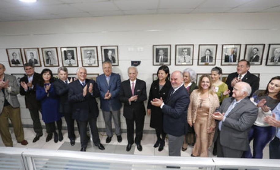 Fotografias dos 23 ex-secretários que ocuparam o cargo desde que a pasta foi criada, em 1975, foram colocadas em parede no hall do gabinete