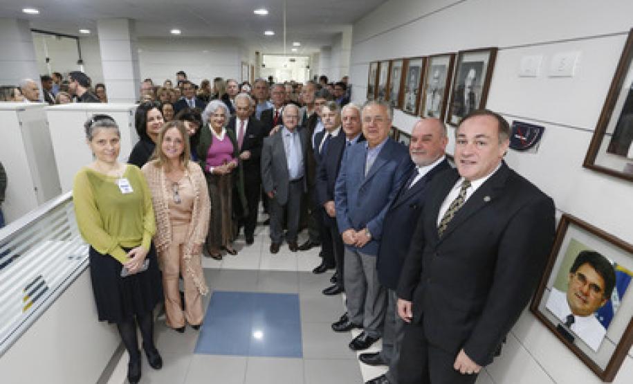 Fotografias dos 23 ex-secretários que ocuparam o cargo desde que a pasta foi criada, em 1975, foram colocadas em parede no hall do gabinete
