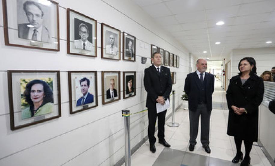 Fotografias dos 23 ex-secretários que ocuparam o cargo desde que a pasta foi criada, em 1975, foram colocadas em parede no hall do gabinete