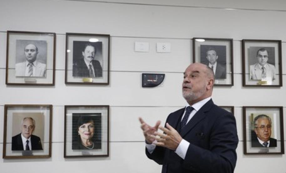 Fotografias dos 23 ex-secretários que ocuparam o cargo desde que a pasta foi criada, em 1975, foram colocadas em parede no hall do gabinete