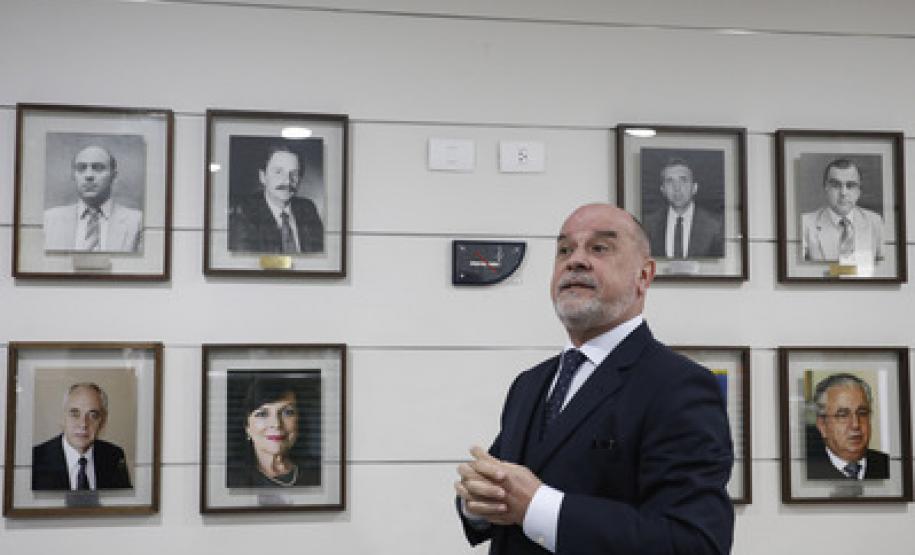 Fotografias dos 23 ex-secretários que ocuparam o cargo desde que a pasta foi criada, em 1975, foram colocadas em parede no hall do gabinete