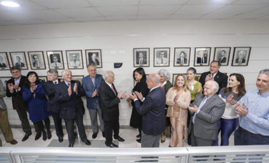 Fotografias dos 23 ex-secretários que ocuparam o cargo desde que a pasta foi criada, em 1975, foram colocadas em parede no hall do gabinete