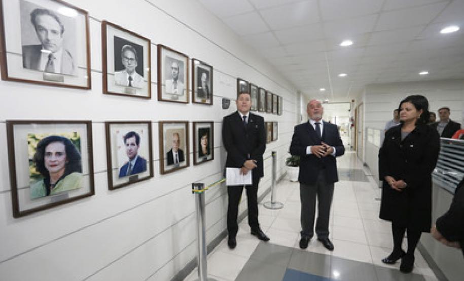 Fotografias dos 23 ex-secretários que ocuparam o cargo desde que a pasta foi criada, em 1975, foram colocadas em parede no hall do gabinete