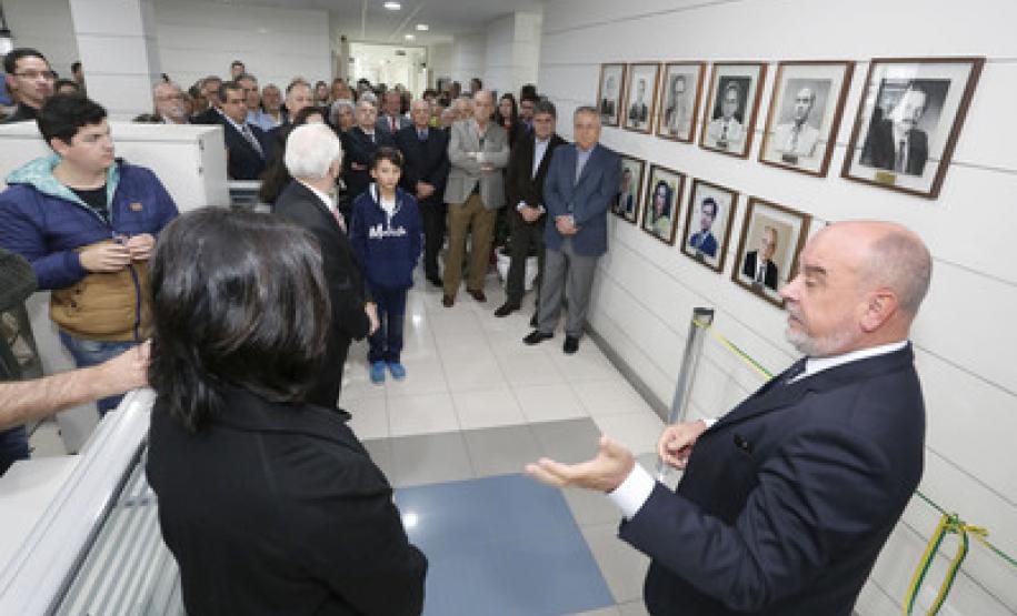 Fotografias dos 23 ex-secretários que ocuparam o cargo desde que a pasta foi criada, em 1975, foram colocadas em parede no hall do gabinete