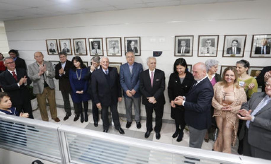 Fotografias dos 23 ex-secretários que ocuparam o cargo desde que a pasta foi criada, em 1975, foram colocadas em parede no hall do gabinete