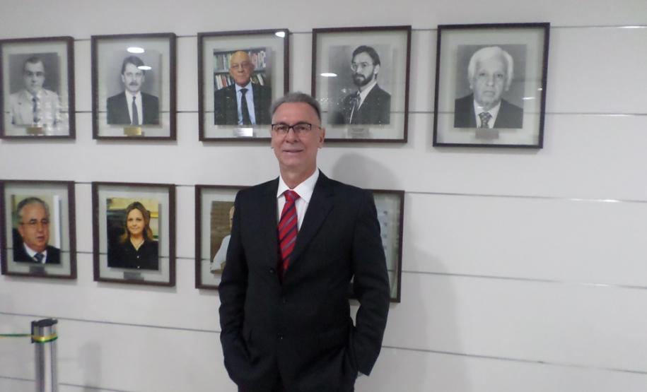 Fotografias dos 23 ex-secretários que ocuparam o cargo desde que a pasta foi criada, em 1975, foram colocadas em parede no hall do gabinete