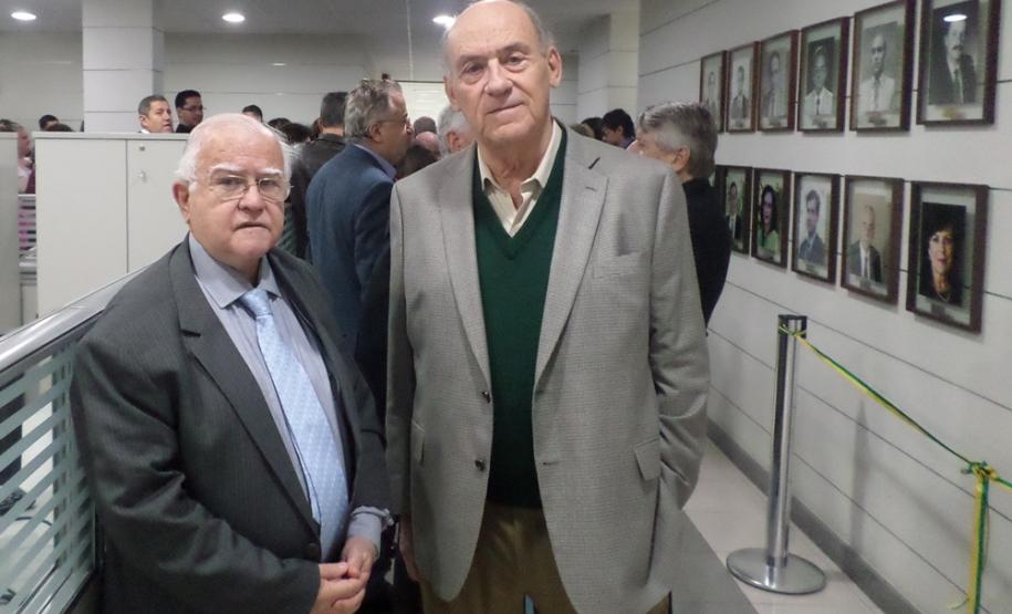 Fotografias dos 23 ex-secretários que ocuparam o cargo desde que a pasta foi criada, em 1975, foram colocadas em parede no hall do gabinete