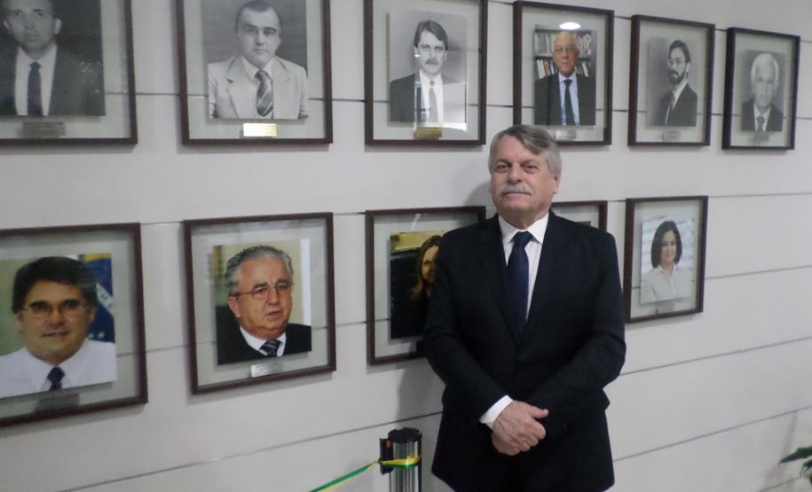 Fotografias dos 23 ex-secretários que ocuparam o cargo desde que a pasta foi criada, em 1975, foram colocadas em parede no hall do gabinete