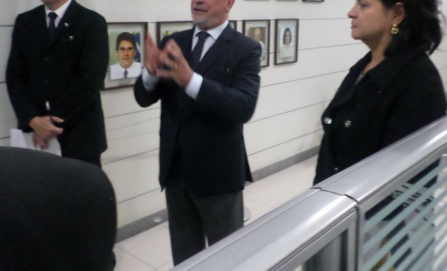 Fotografias dos 23 ex-secretários que ocuparam o cargo desde que a pasta foi criada, em 1975, foram colocadas em parede no hall do gabinete