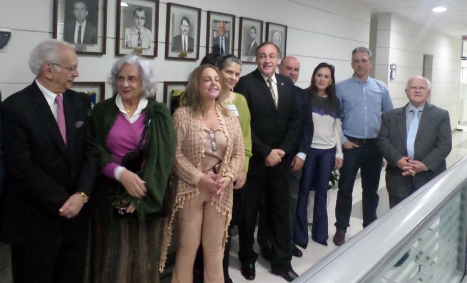 Fotografias dos 23 ex-secretários que ocuparam o cargo desde que a pasta foi criada, em 1975, foram colocadas em parede no hall do gabinete