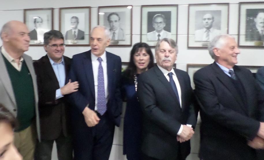 Fotografias dos 23 ex-secretários que ocuparam o cargo desde que a pasta foi criada, em 1975, foram colocadas em parede no hall do gabinete