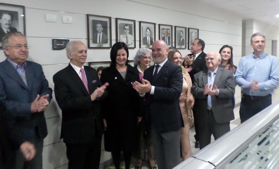 Fotografias dos 23 ex-secretários que ocuparam o cargo desde que a pasta foi criada, em 1975, foram colocadas em parede no hall do gabinete