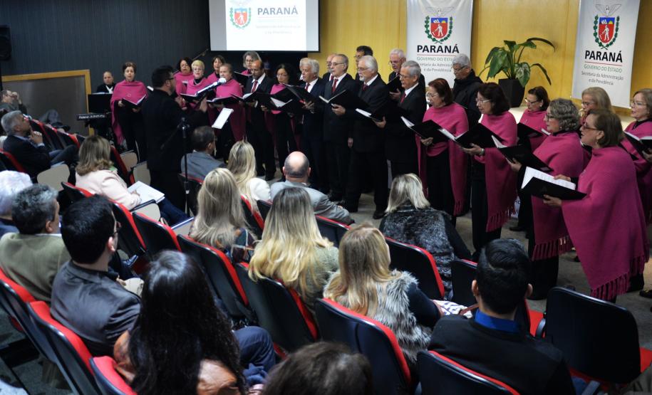 Secretário da Administração defende agilidade nos processos A reunião teve a participação do Coral Paraná