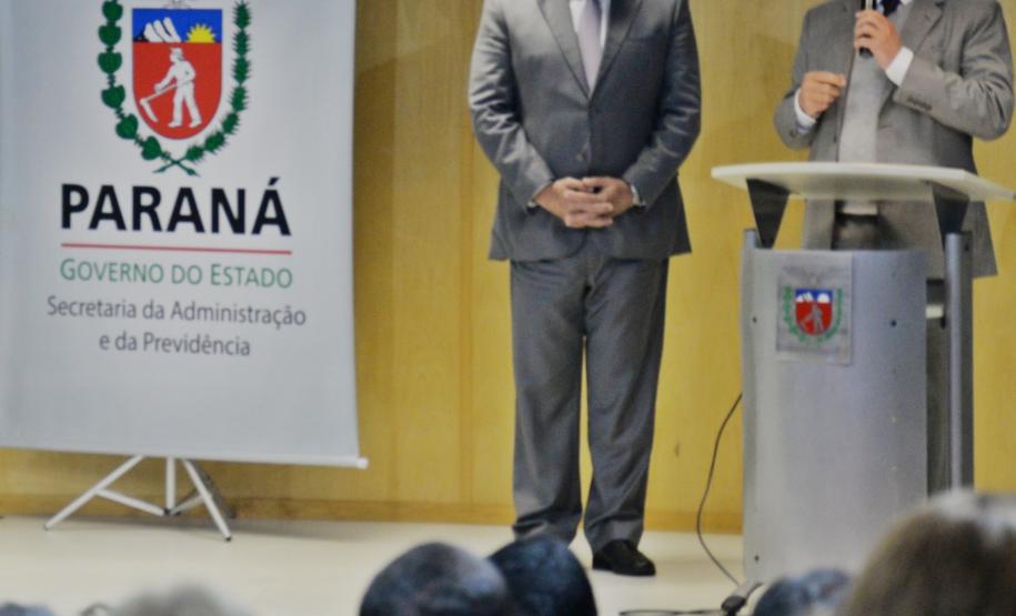 Secretário da Administração defende agilidade nos processos O secretário da Administração e da Previdência, Fernando Ghignone (ao microfone), acompanhado do diretor-geral da secretaria, Francisco Farah