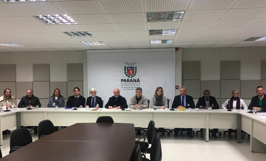 Meta4 é tema de reunião com reitor da Unioeste Encontro técnico serviu para esclarecimentos sobre o sistema de processamento da folha de pagamento adotado pelo Estado