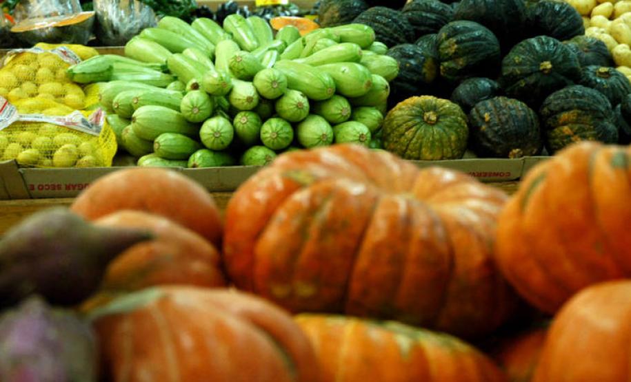 Compras nas regiões onde os produtos serão consumidos fomentam as economias locais, reduzem custos com fretes e privilegiam a sazonalidade