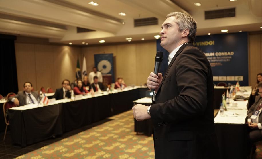 Secretários e representantes das secretarias de estado da Administração e de Gestão de Pessoas de todas as unidades federativas participaram, na tarde desta quinta-feira (24), do debate “Reforma da Previdência nos Estados. O evento integra a programação do 104.º Fórum do Conselho Nacional de Secretários da Administração (Consad), realizado no Hotel Bourbon, em Curitiba.