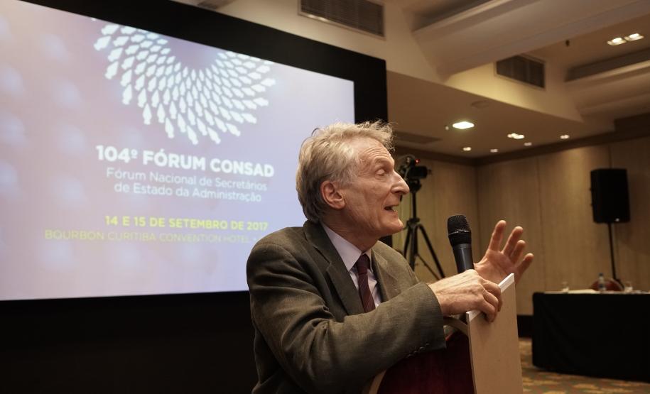 Secretários e representantes das secretarias de estado da Administração e de Gestão de Pessoas de todas as unidades federativas participaram, na tarde desta quinta-feira (24), do debate “Reforma da Previdência nos Estados. O evento integra a programação do 104.º Fórum do Conselho Nacional de Secretários da Administração (Consad), realizado no Hotel Bourbon, em Curitiba.