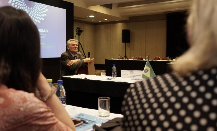 Secretários e representantes das secretarias de estado da Administração e de Gestão de Pessoas de todas as unidades federativas participaram, na tarde desta quinta-feira (24), do debate “Reforma da Previdência nos Estados. O evento integra a programação do 104.º Fórum do Conselho Nacional de Secretários da Administração (Consad), realizado no Hotel Bourbon, em Curitiba.