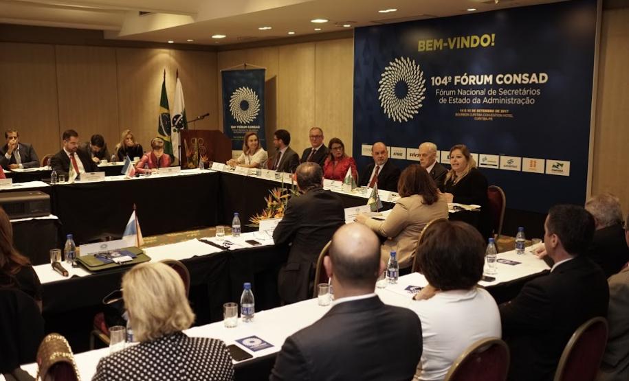 Secretários e representantes das secretarias de estado da Administração e de Gestão de Pessoas de todas as unidades federativas participaram, na tarde desta quinta-feira (24), do debate “Reforma da Previdência nos Estados. O evento integra a programação do 104.º Fórum do Conselho Nacional de Secretários da Administração (Consad), realizado no Hotel Bourbon, em Curitiba.