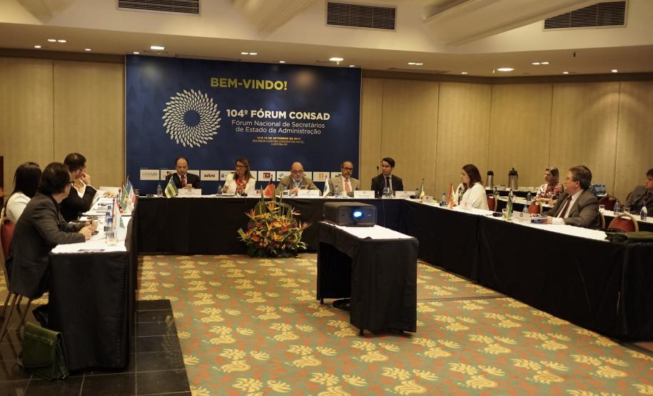 Encerrado o Fórum Consad no Paraná O 104.º Fórum Nacional dos Secretários de Estado da Administração (Consad) foi encerrado na manhã desta sexta-feira (15), em Curitiba. Durante dois dias, secretários de administração e de Gestão de Pessoas discutiram com especialistas temas como a Reforma previdenciária, a Gestão da inovação, A lei de terceirização nos serviços públicos e a Alta burocracia dos Estados Brasileiros.